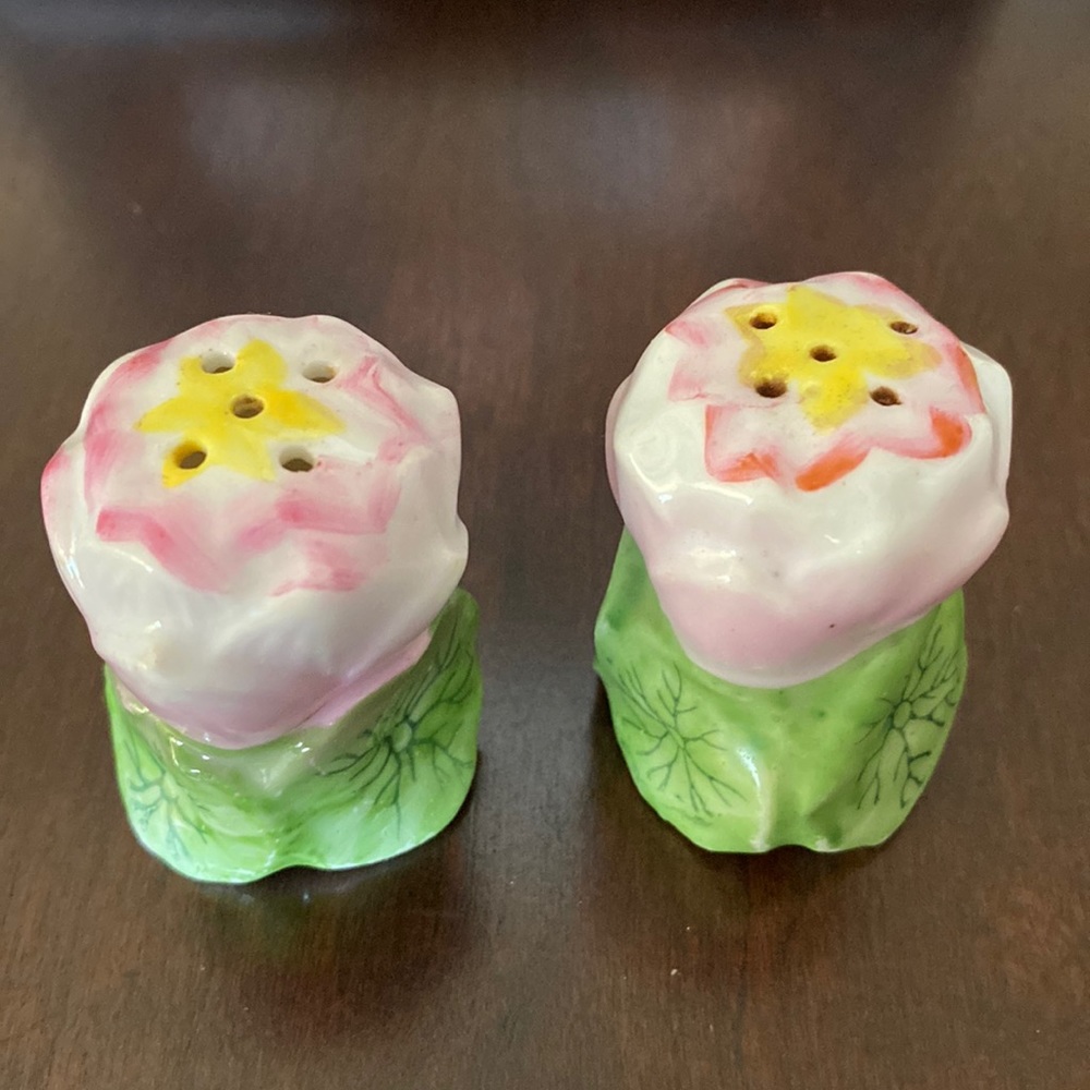 Vintage Made In Japan Pink Flowers Salt & Pepper Shakers!